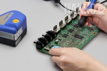 Odstřihnutí starého a vytažení nového knotu pouze jednou rukou